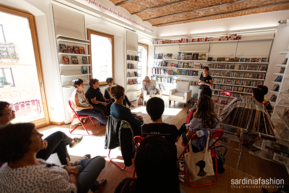 Un momento del dibattito all'interno della libreria Mieleamaro a Nuoro